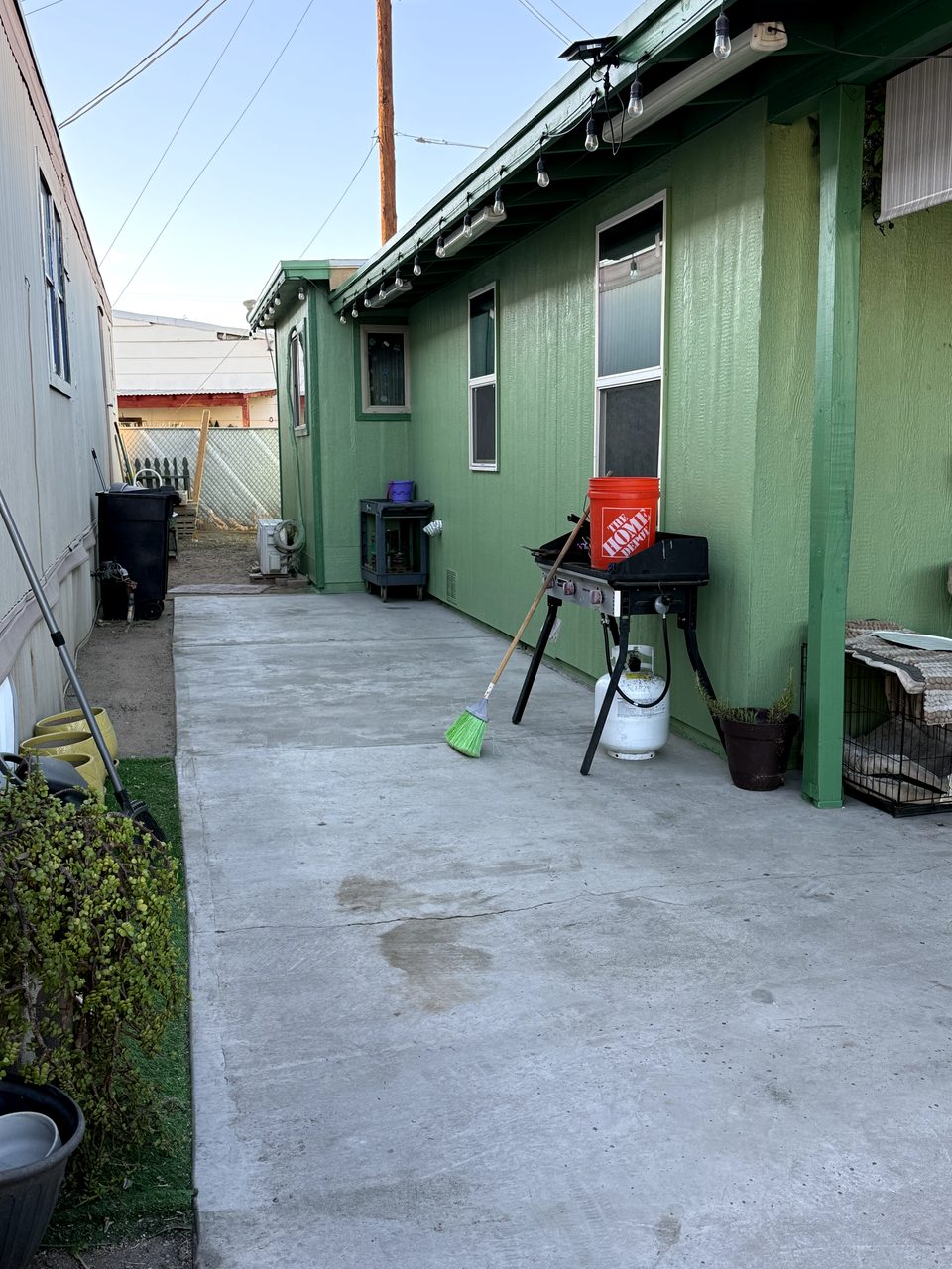 Carport terminado con techo pintado de verde, vigas y postes verde oscuro en Phoenix