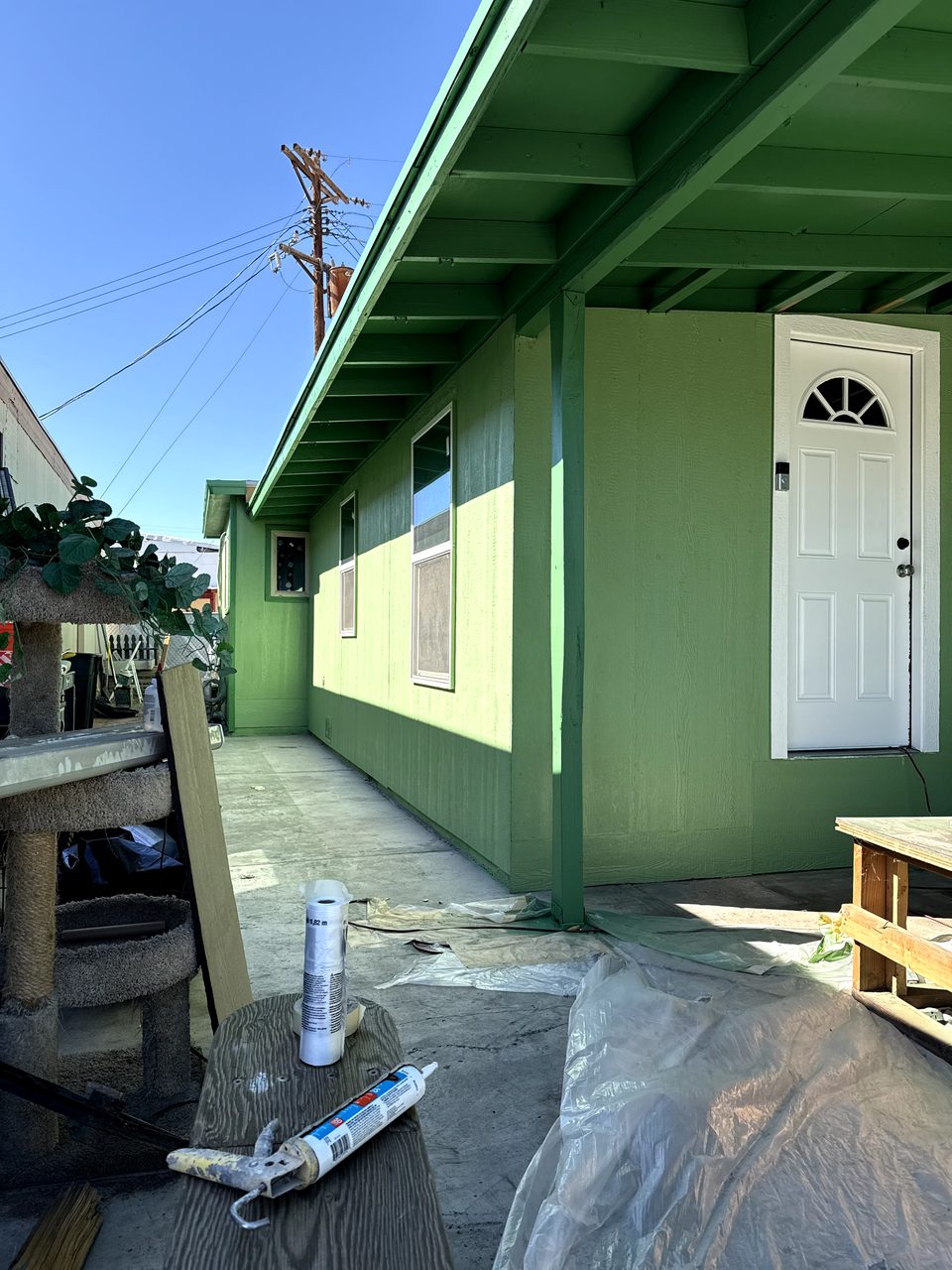 La misma casa móvil de Phoenix después, en un repintado de lámina verde de tres tonos